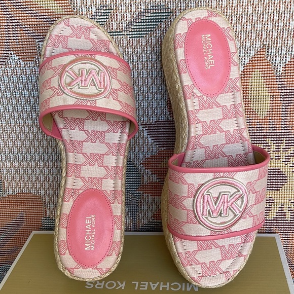 MICHAEL KORS SADLER WEDGE
MK OUTLINE JQD/EMB MK
TEA ROSE
49S3SDFA1Y - Picture 14 of 16